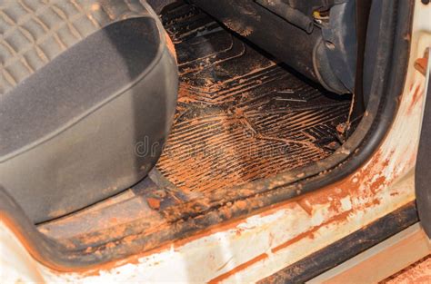 Interni auto sporchi con briciole