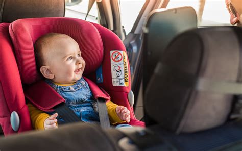 Bambino sul seggiolino auto sporco
