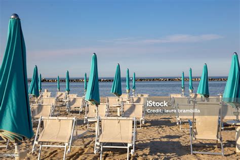 Immagini d'epoca della Riviera Romagnola con lettini da mare