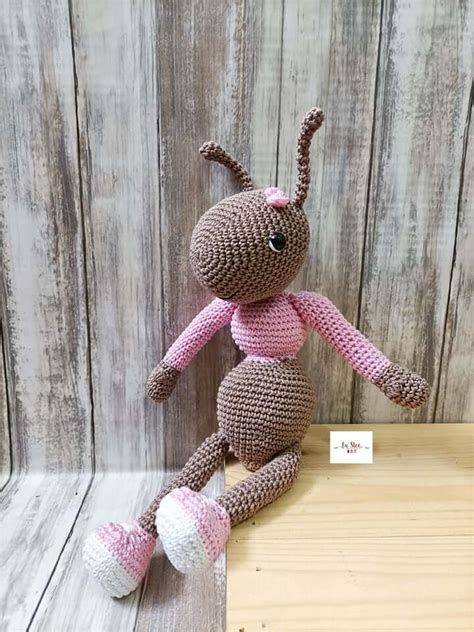 foto ravvicinata di un pupazzo amigurumi in cotone certificato