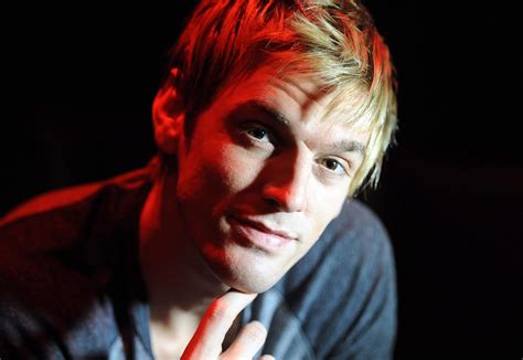 Un ritratto artistico di Aaron Carter durante una delle sue performance dal vivo