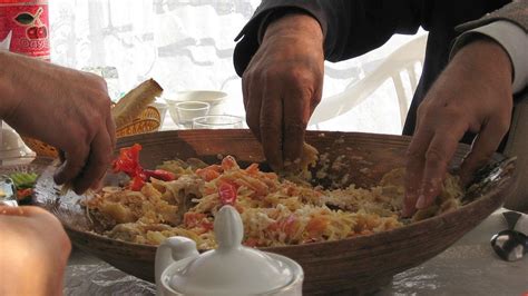 Bambino che mangia con le mani (finger food)
