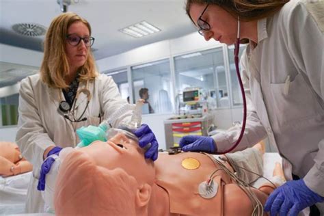 Ritratto concettuale di una figura medica professionale che interagisce con empatia in un ambiente clinico accogliente