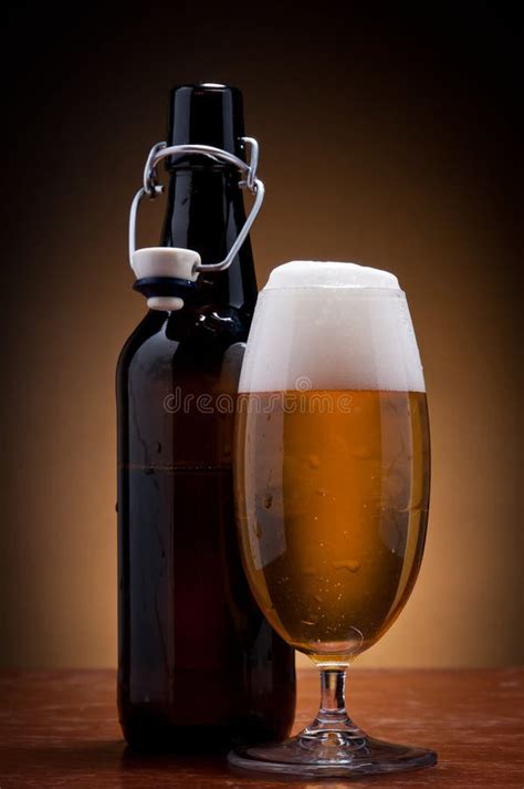 Bottiglia di birra analcolica e bicchiere