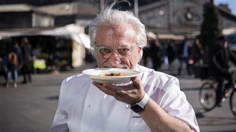 Ritratto fotografico artistico di Davide Scabin in cucina