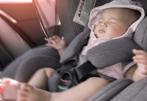 Bambino dimenticato in auto e pericoli del caldo