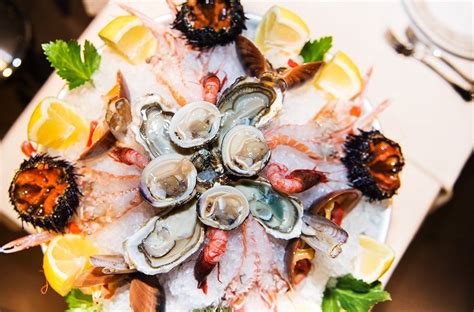piatto di alta cucina locale basato su crudi di mare