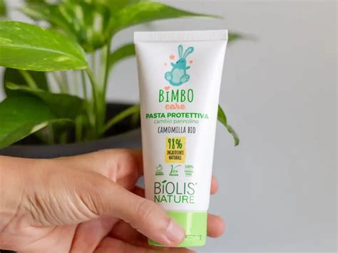 applicazione crema protettiva pannolino
