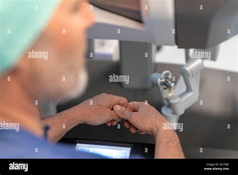 Chirurgo al comando di un robot chirurgico