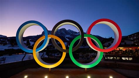 Emblema dei Giochi Olimpici con sfondo sfocato di ginnasti