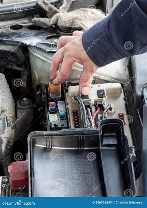 Meccanico specializzato che controlla il sistema airbag