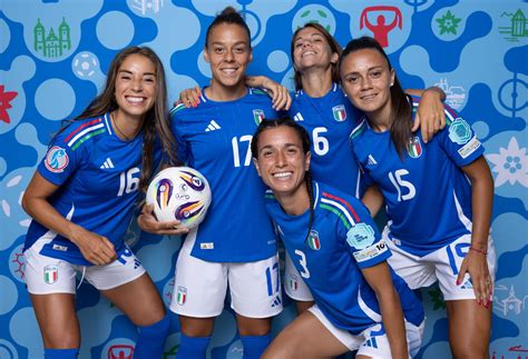 Squadra di calcio femminile giovanile in allenamento