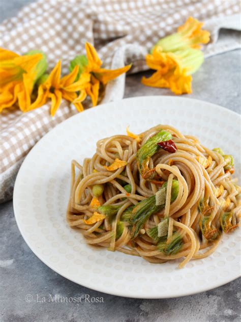 Piatto di spaghetti con fagiolini e fiori di zucca