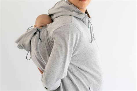 Bambino e genitore con una felpa babywearing