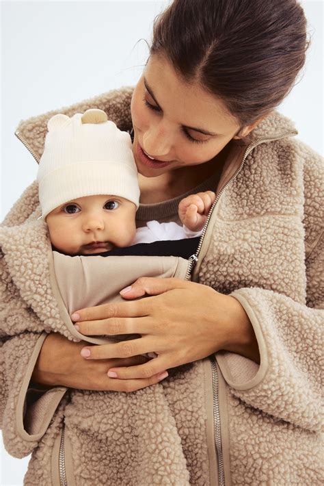 Famiglia che indossa una giacca babywearing multifunzionale