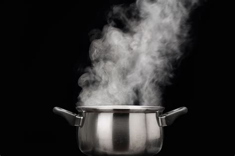 Persona che inala vapore da una pentola