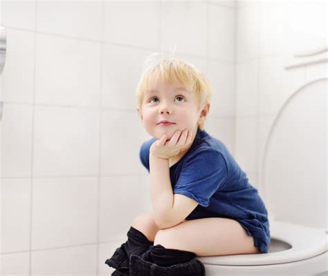 Bambino in un bagno tiepido