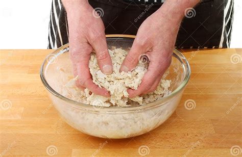 Mani che mescolano zenzero in una tazza