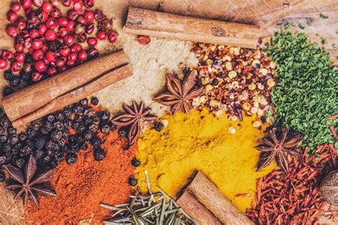 Varie erbe e spezie per tisane