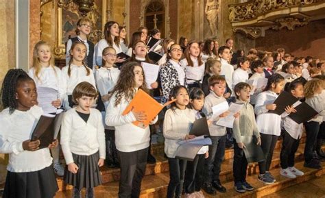Coro di bambini che canta con espressione gioiosa