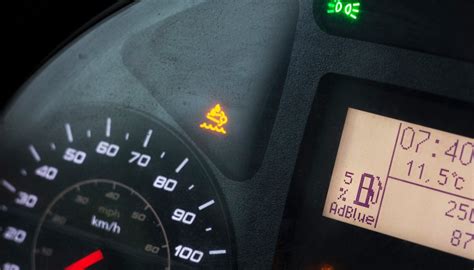 Spia AdBlue accesa sul cruscotto di un'auto