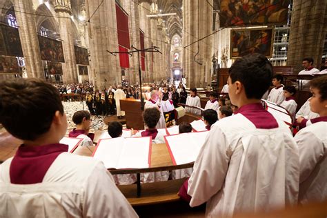 Interno di una chiesa salentina durante la celebrazione eucaristica