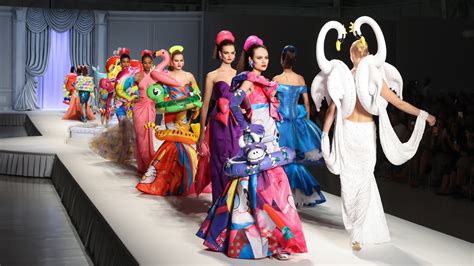 Scena da sfilata o servizio fotografico della collezione Moschino Kids