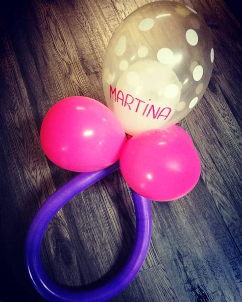 Dettaglio di una decorazione a forma di ciuccio realizzata con palloncini