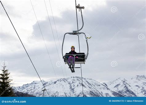 Seggiovia in funzione con montagne innevate sullo sfondo