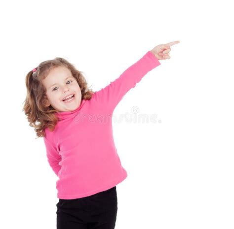 Bambina che indica il suo nome in legno nella cameretta