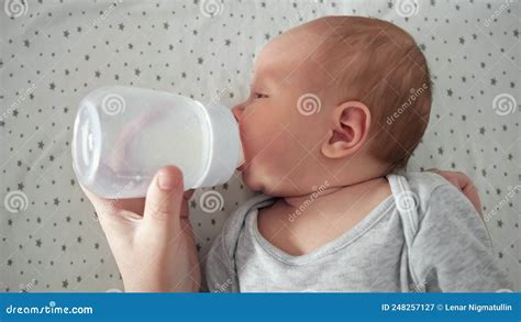 Bambino che beve una soluzione di reidratazione orale