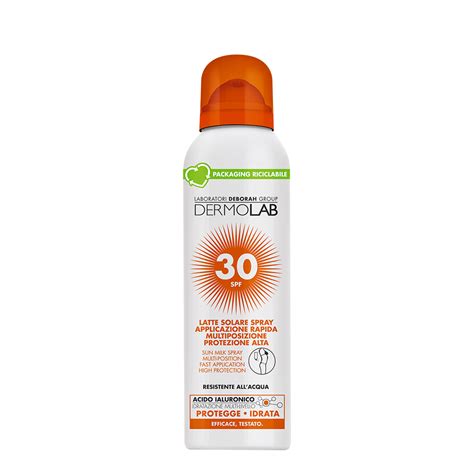 Dettaglio della consistenza del latte solare spray mentre viene applicato sulla pelle per mostrare la sua texture leggera