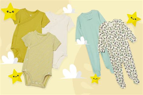 Varie tutine e body colorati e in cotone appesi, con sfondo di fiori primaverili sfocati