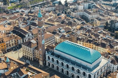 Veduta panoramica del centro storico di Vicenza con richiami alla produzione ortopedica locale