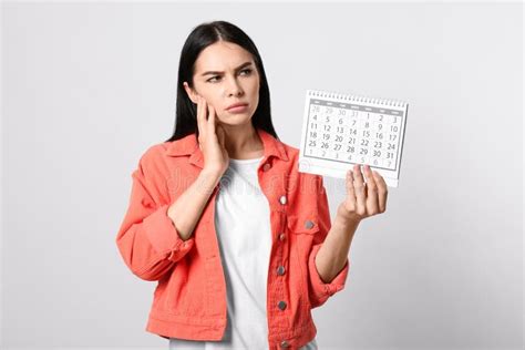 Donna che tiene un calendario
