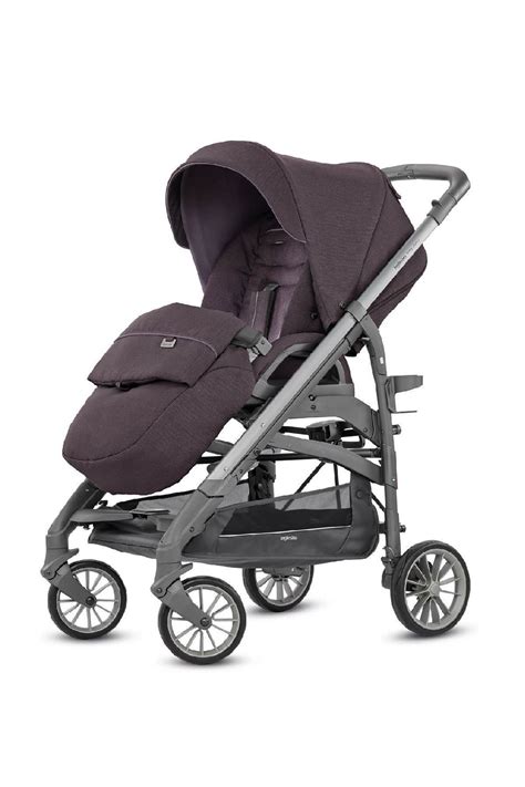 Inglesina Trilogy Optical in un ambiente urbano