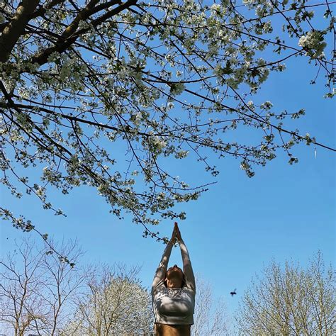 Donna in gravidanza che pratica yoga con consapevolezza e serenità