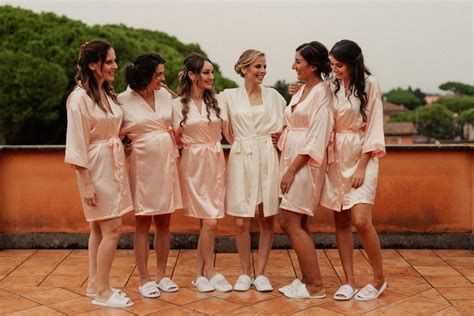 Sposa che si prepara con le damigelle