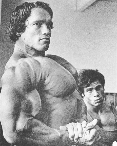 Ritratto fotografico di Arnold Schwarzenegger giovane durante gli allenamenti