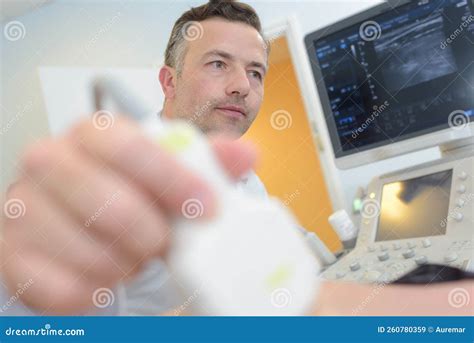 Medico che esamina l'ecografia endometriale
