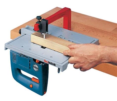 Strumenti per la lavorazione del legno: seghetto, trapano, levigatrice