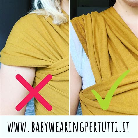genitore che indossa una fascia elastica