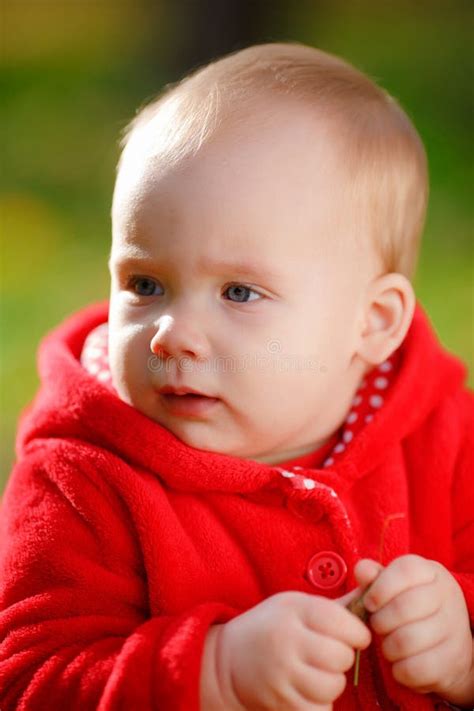 bambino che gioca con un ciuccio rosso