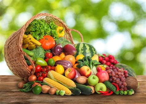 Frutta e verdura fresca su un tavolo