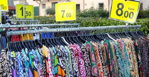 Mercato dell'usato per abbigliamento per bambini