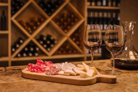 Degustazione di vini valtellinesi presso una cantina locale lungo il percorso