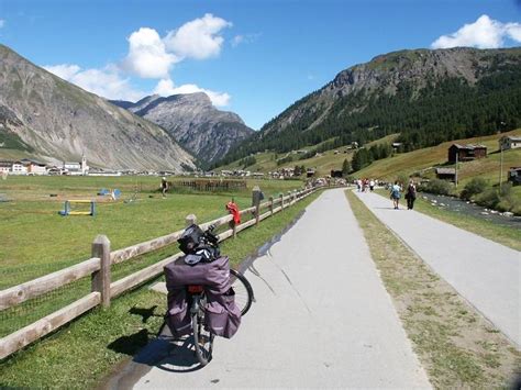 La pista ciclopedonale di Livigno che attraversa l'altopiano montano