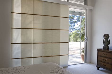 Interno con tende a pannello e abbondante luce naturale