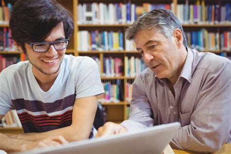 Primo piano di un tutor che parla con uno studente di ostetricia