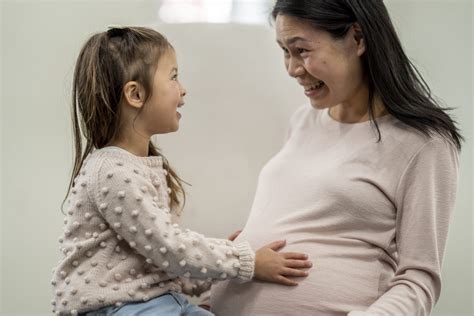 mamma che tocca la pancia in ascolto dei movimenti